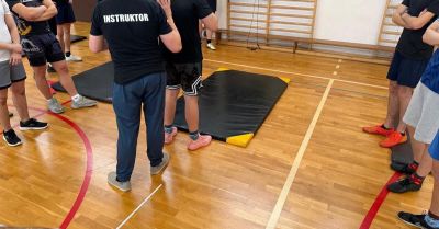 Policjant szkoli uczniów klas mundurowych z samoobrony